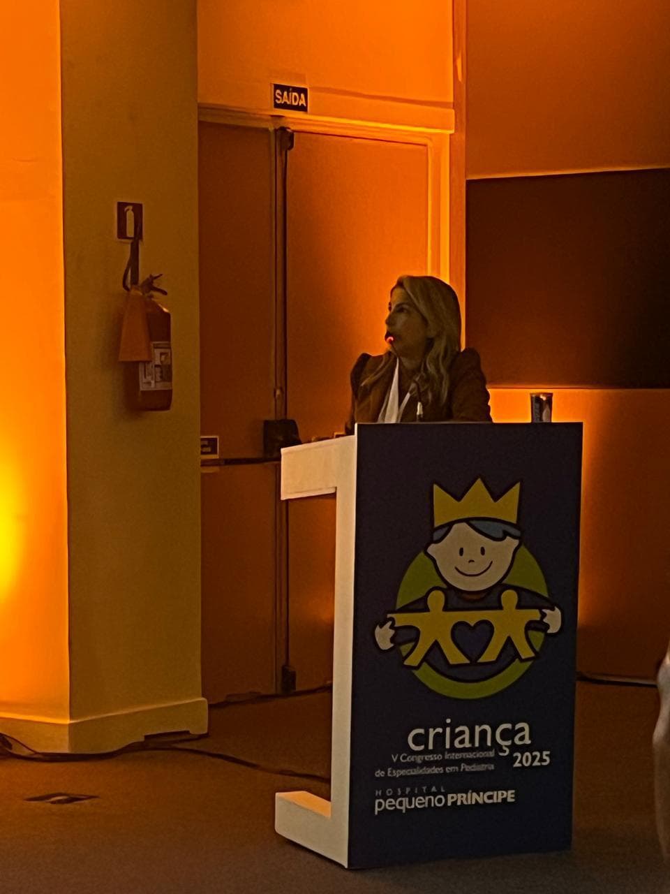 Dra. Karimy Mehanna no púlpito do V Congresso Internacional de Especialidades em Pediatria, do Hospital Pequeno Príncipe