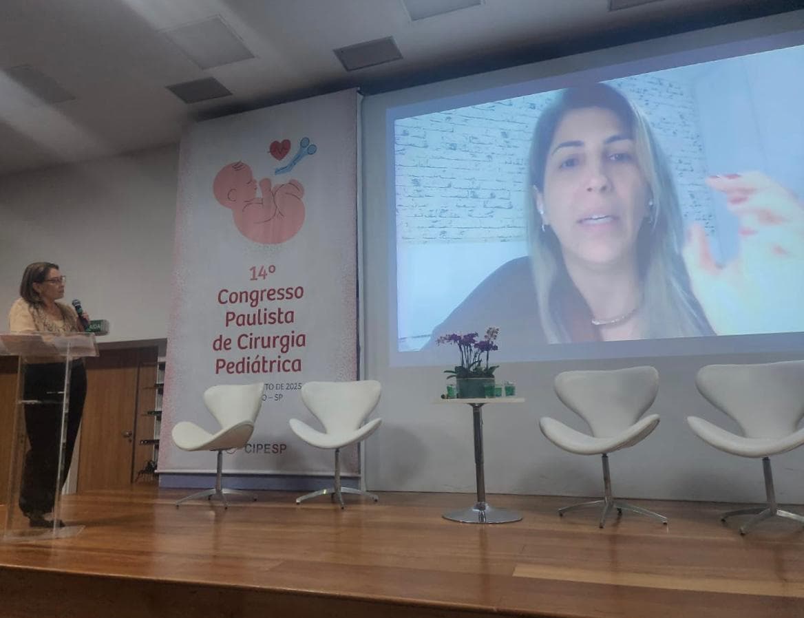 Dra. Karimy Mehanna no púlpito do 14º Congresso Paulista de Cirurgia Pediátrica