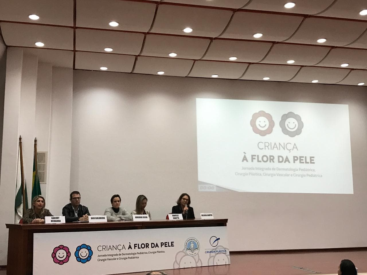 Dra. Karimy Mehanna na mesa da jornada Criança à Flor da Pele, de dermatologia e cirurgia pediátrica