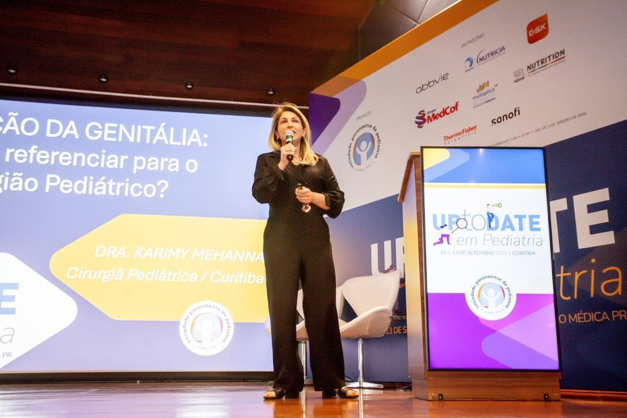 Dra. Karimy Mehanna apresentando a aula sobre alterações da genitália no UpToDate em Pediatria 2025, em Curitiba